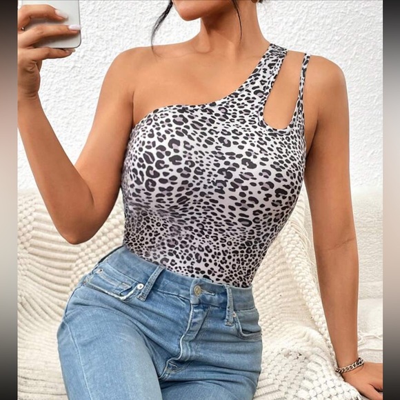 Leopard print one shoulder cutout blouse - Picture 3 of 6